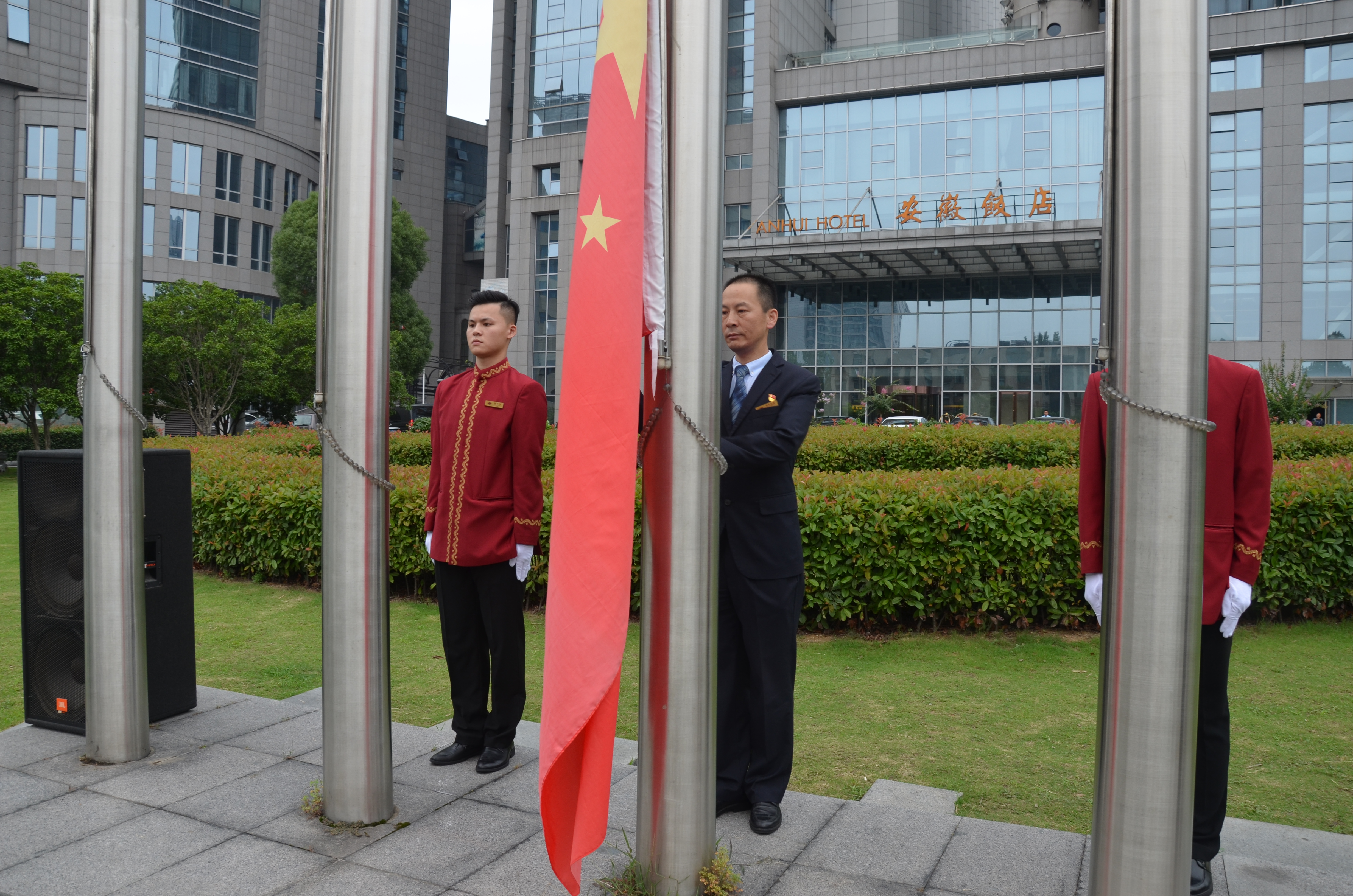 安徽飯店舉行慶祝建黨98周年(nián)“同升國(guó)旗同唱國(guó)歌(gē)”活動